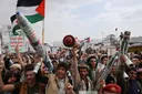 Israël frappe le Yémen: dépôt pétrolier et palais présidentiel visés à Sanaa