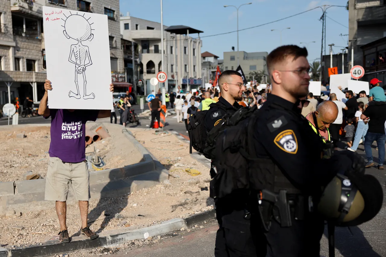 כותרת: שני מפגינים טוענים: מפקד משטרת חיפה תקף אותנו לאחר מעצר, אחד אף כשהיה באזיקים