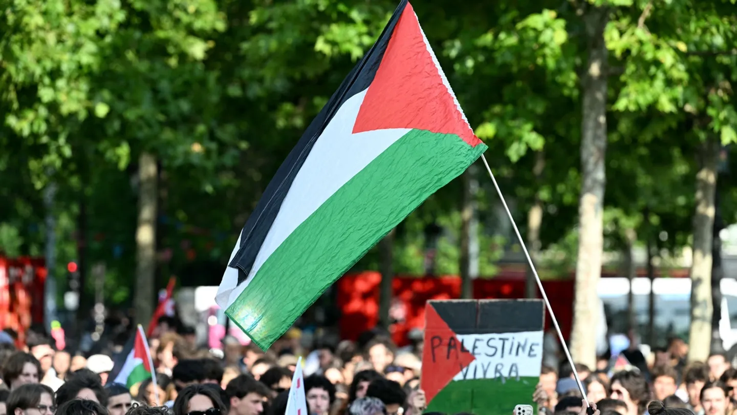 Les professionnels de la santé manifestent à Paris pour dénoncer la "génocide à Gaza"