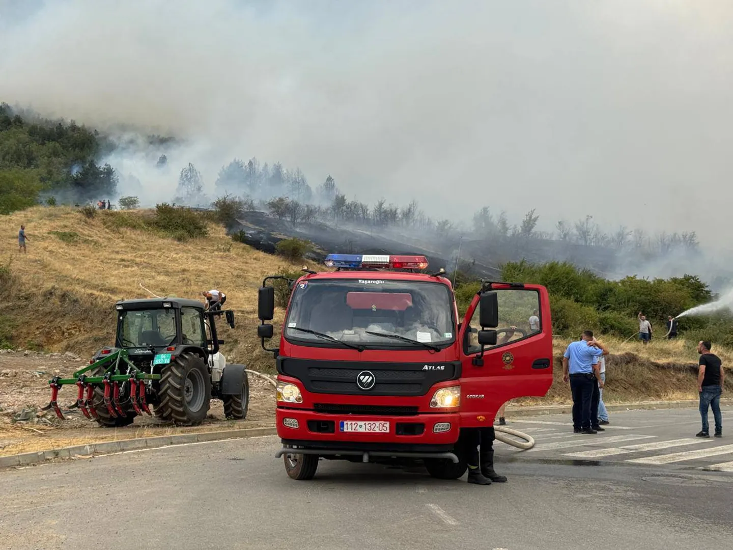 Mbi 100 zjarre të raportuara në Kosovë gjatë orëve të fundit, një zjarrfikës i lënduar