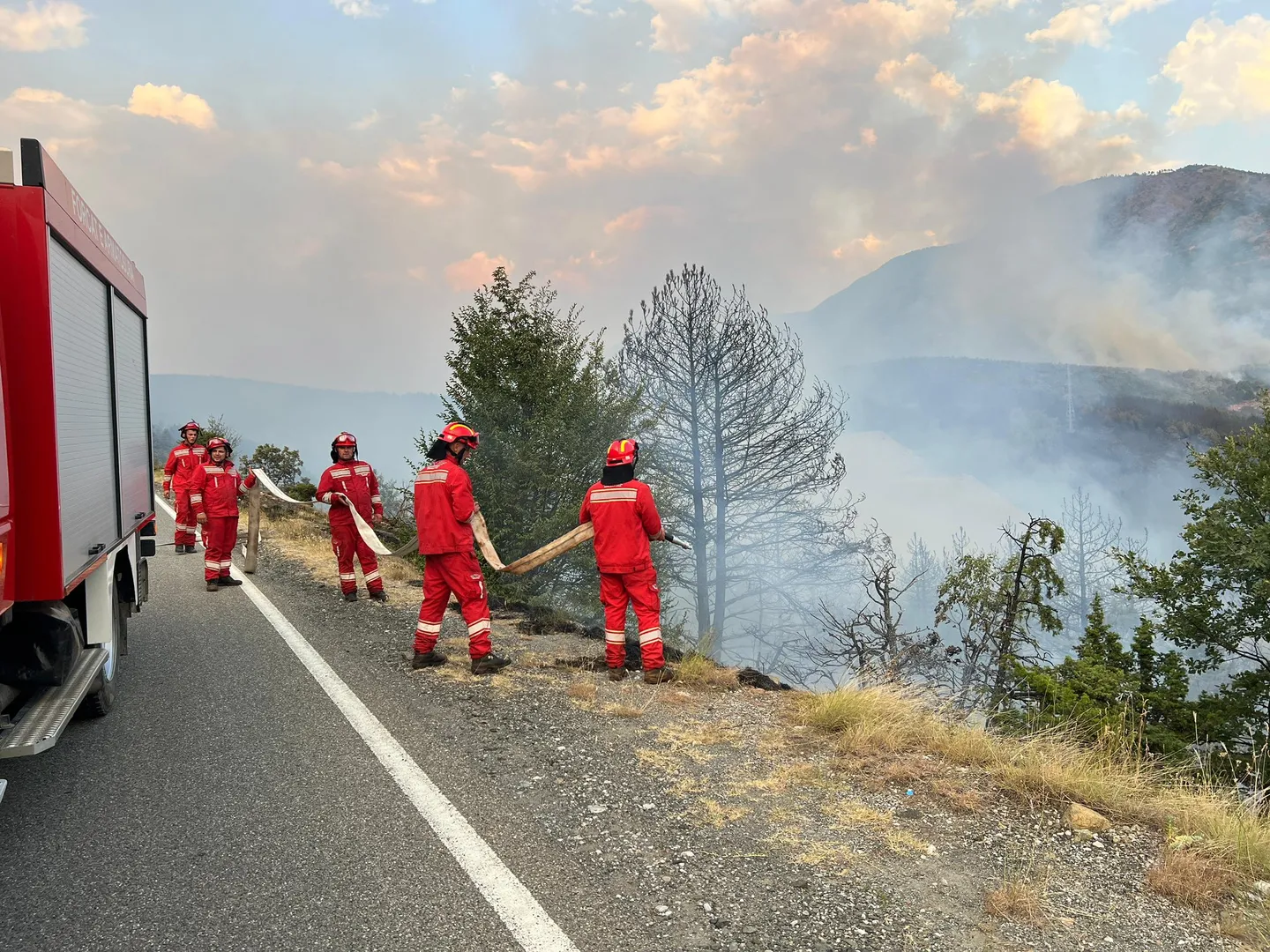 Situata e zjarreve në Shqipëri, MM-ja: 21 vatra aktive, 1.350 forca operacionale të angazhuara