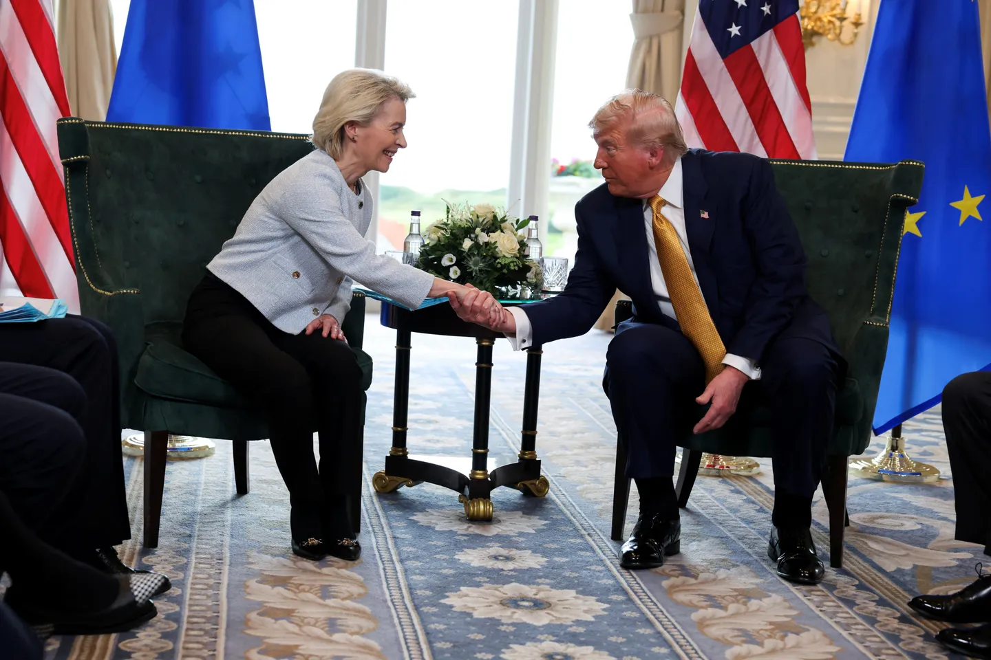 EU und USA erzielen Handelsabkommen: Trump kündigt 15 Prozent Zoll auf EU-Waren an