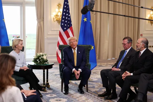 Les taxes douanières de Trump entrent en vigueur, mais l’accord avec l’Europe est-il mort-né?