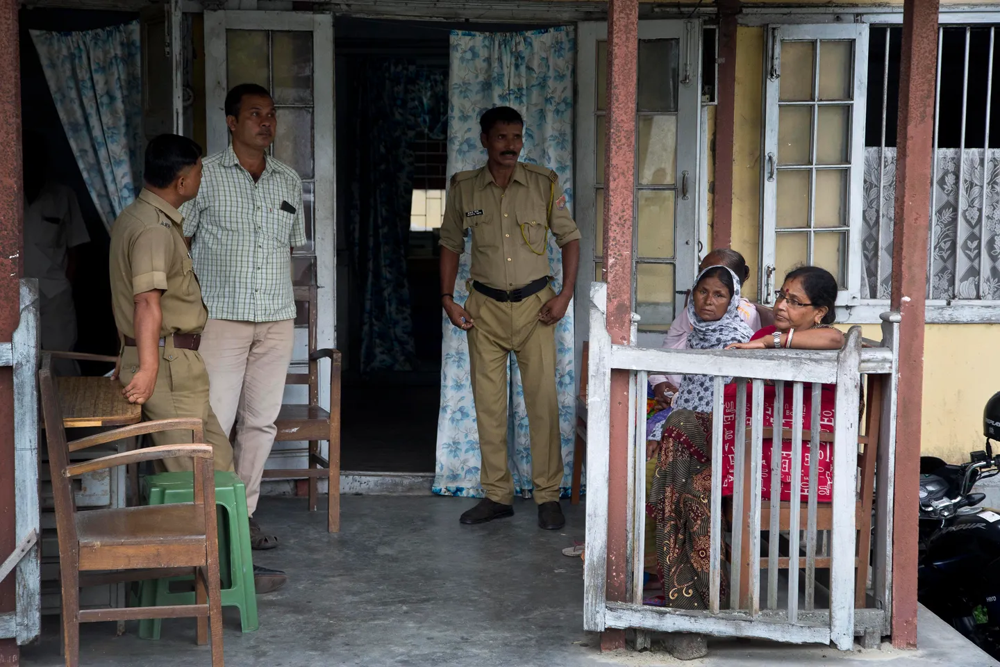 असम में बंगाली मुसलमानों को अपने घरों को ध्वस्त करने, नज़रबंद करने और निष्कासन का सामना करना पड़ रहा