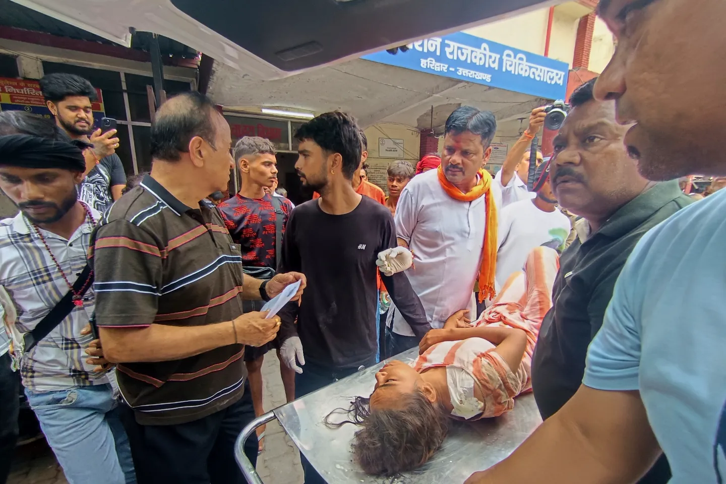 उत्तर भारत के एक हिंदू मंदिर में भीड़ बढ़ने से कम से कम 6 लोगों की मौत हो गई