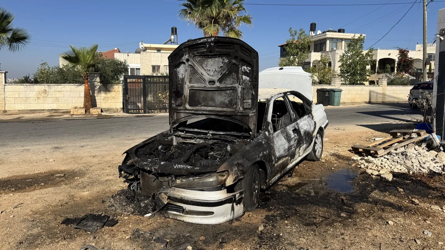 الضفة الغربية.. مستوطنون يحرقون ممتلكات فلسطينيين وقوات الاحتلال تشن حملة اعتقالات