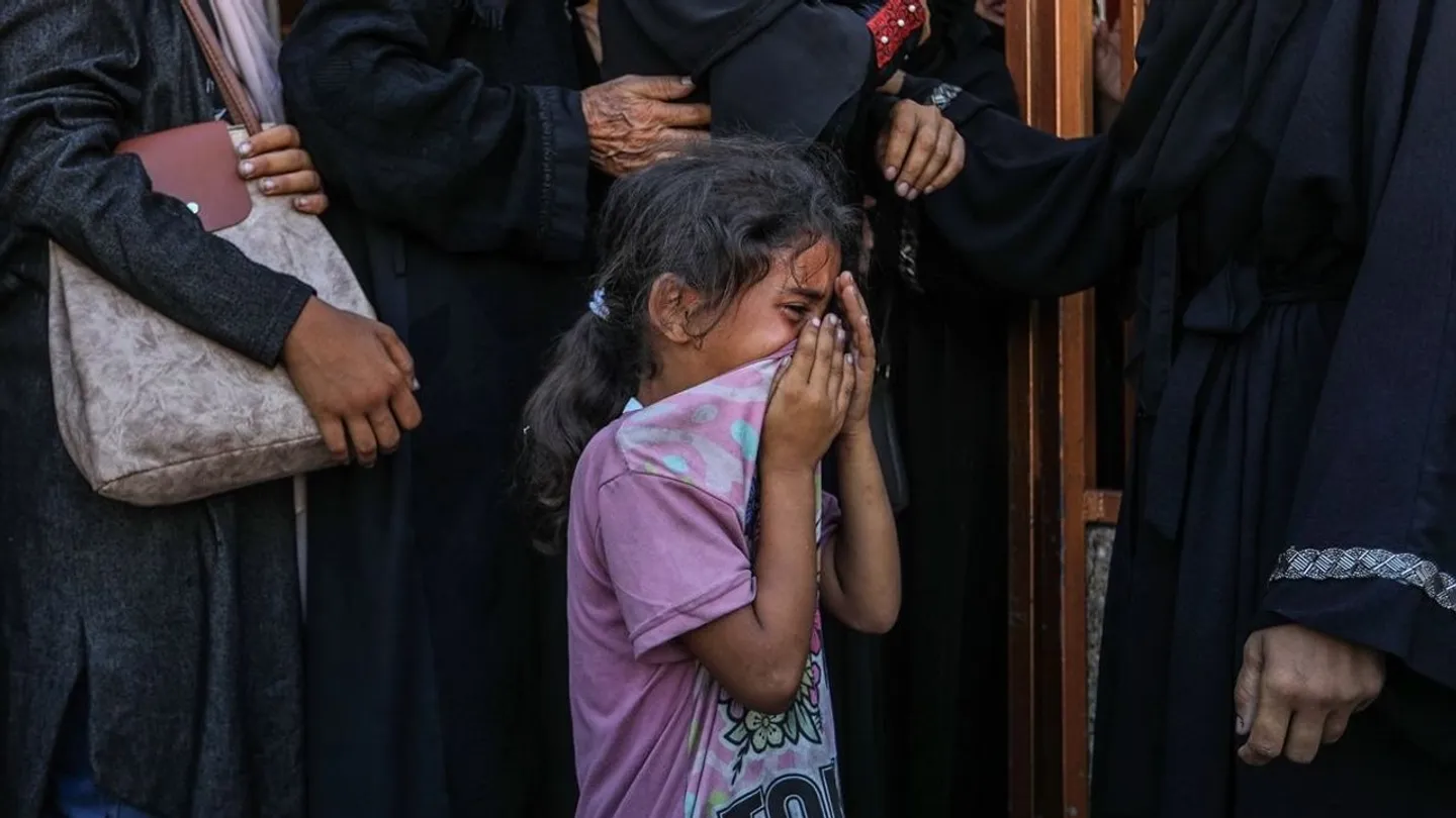 رغم "الهدنة الإنسانية".. عشرات الشهداء بغارات جوية في غزة و40 ألف رضيع مهددون بالموت