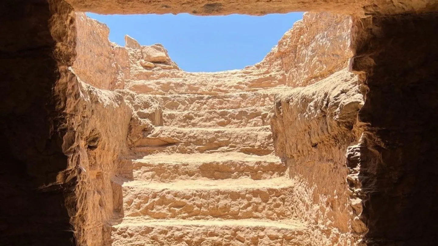 Researchers find 4,000-year-old handprint on Egypt tomb