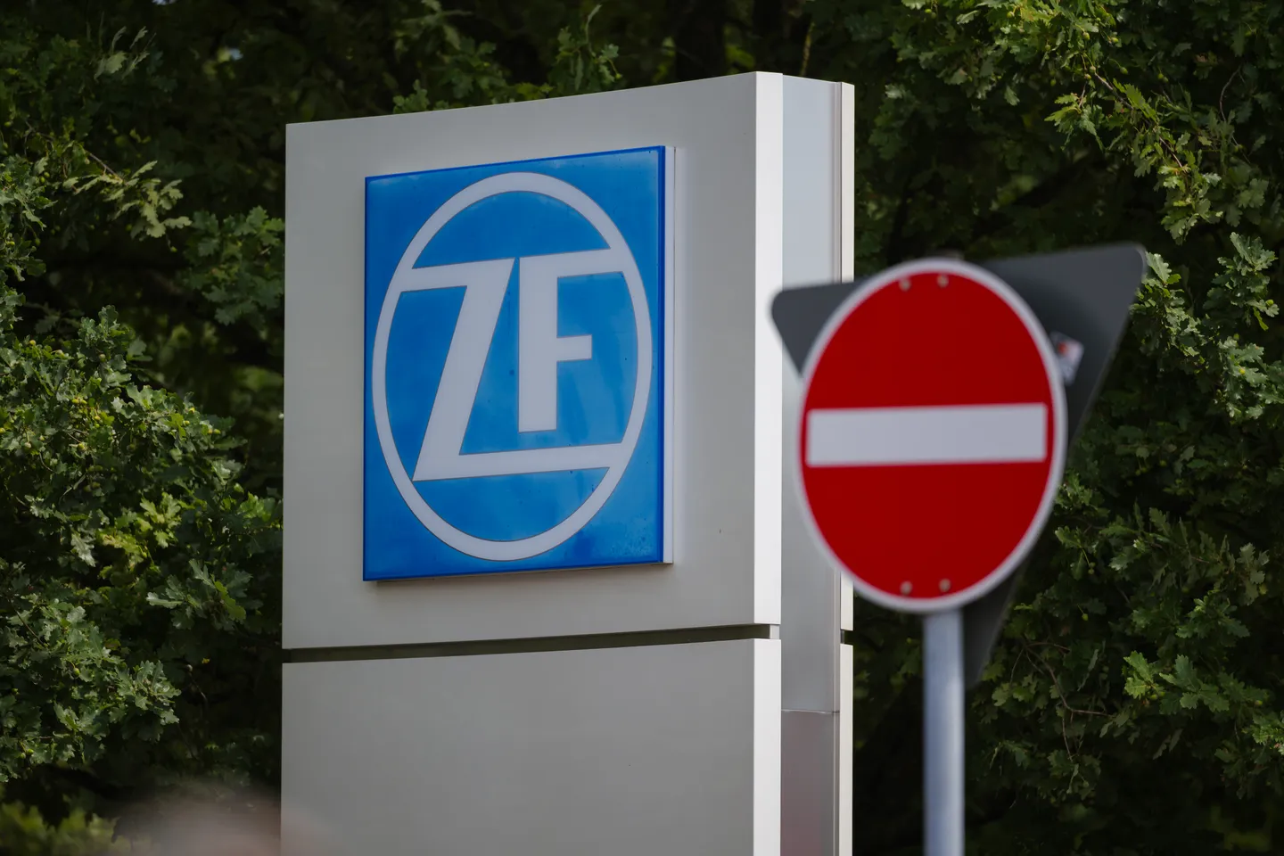 Tausende Menschen protestieren gegen Job-Abbau bei ZF