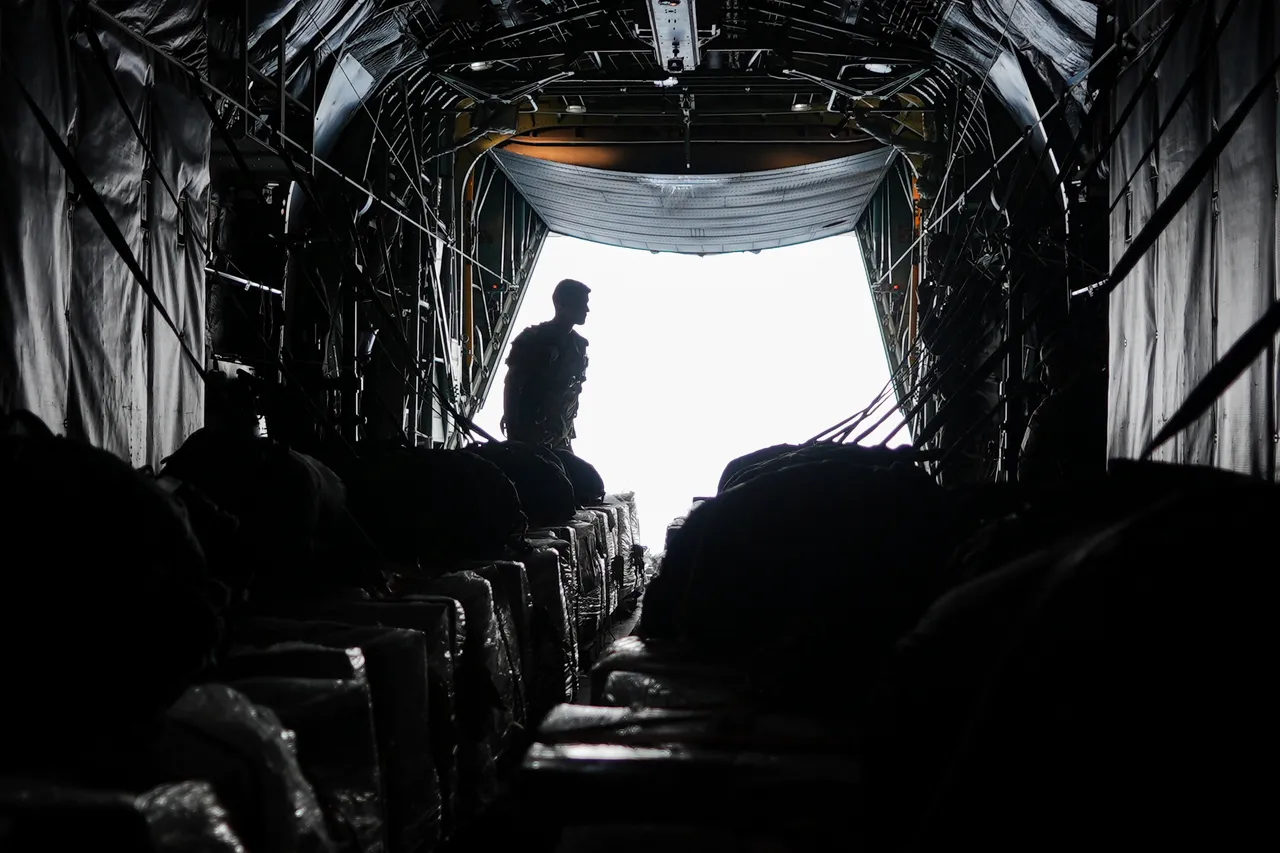 Defensie laat eerste voedselhulp vallen boven Gaza