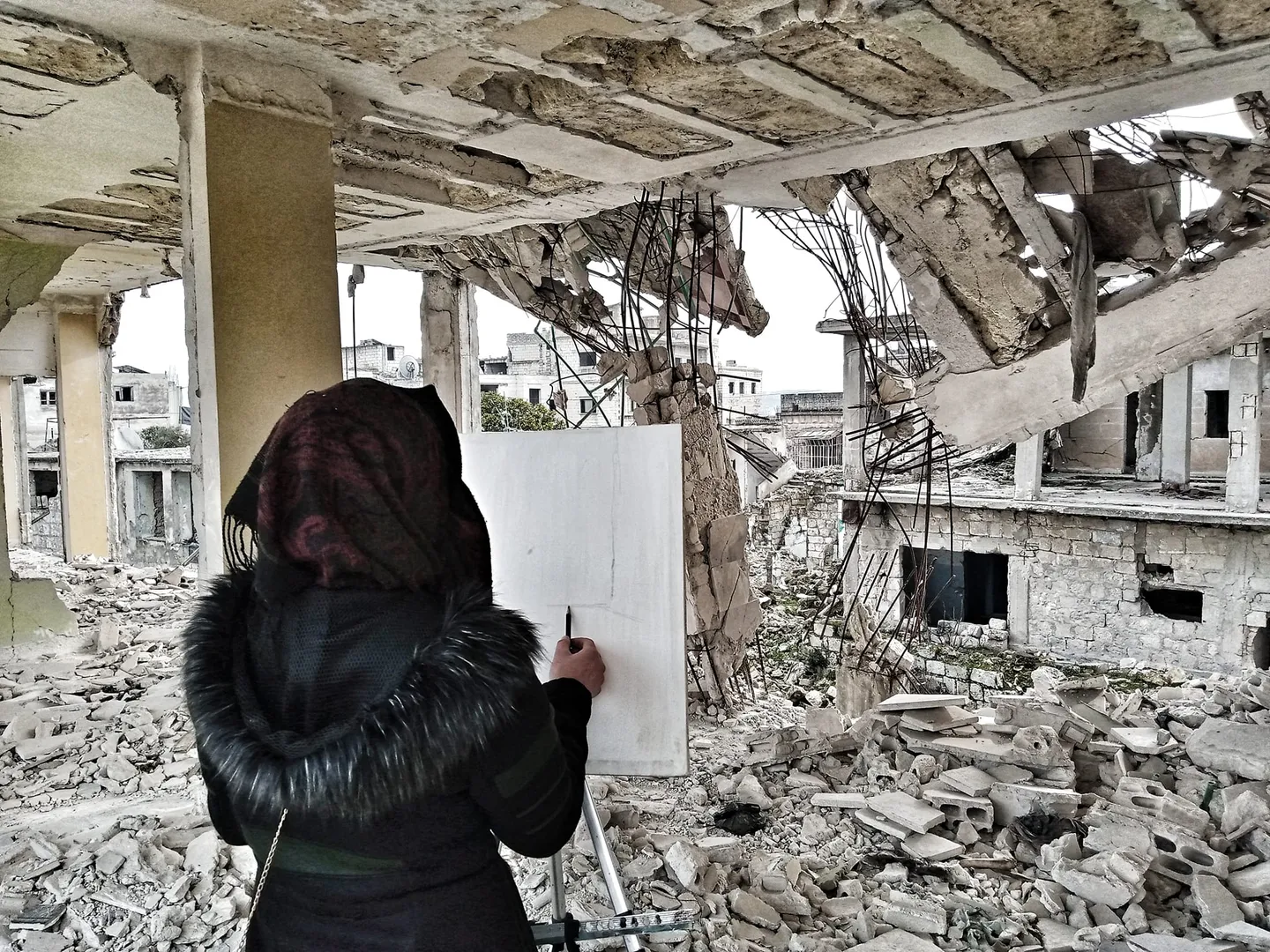 Esperanza entre el silencio: Lama Abbadi, la artista siria que pinta murales en zonas bombardeadas