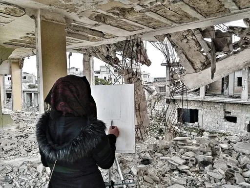 Esperanza entre el silencio: Lama Abbadi, la artista siria que pinta murales en zonas bombardeadas