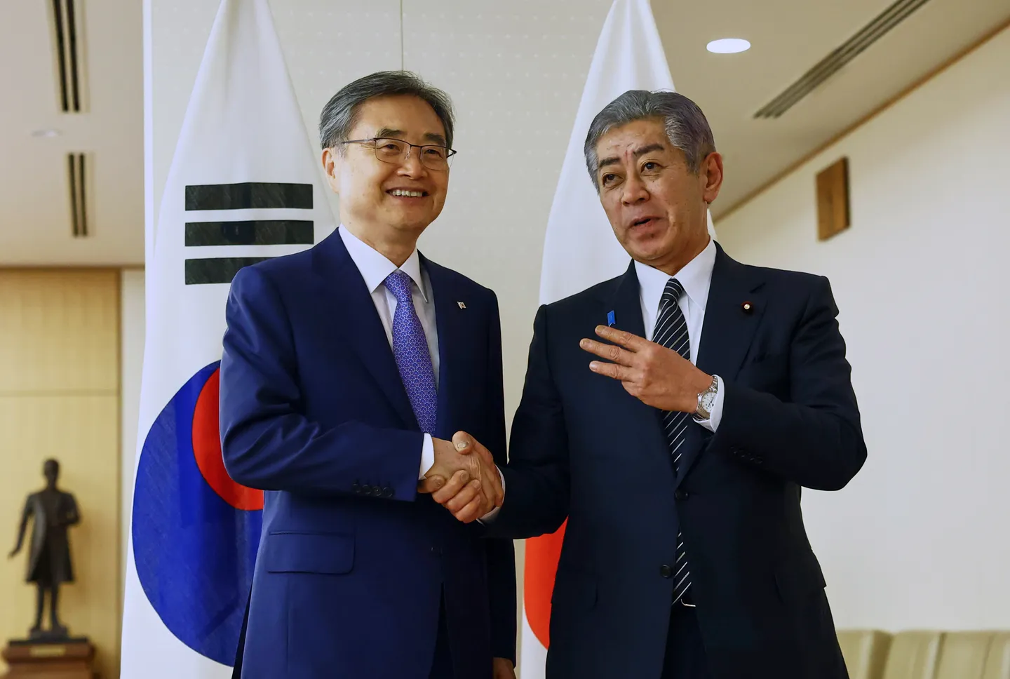 한국 외교부 장관, 동맹국과의 첫 회담을 위해 일본과 미국 방문
