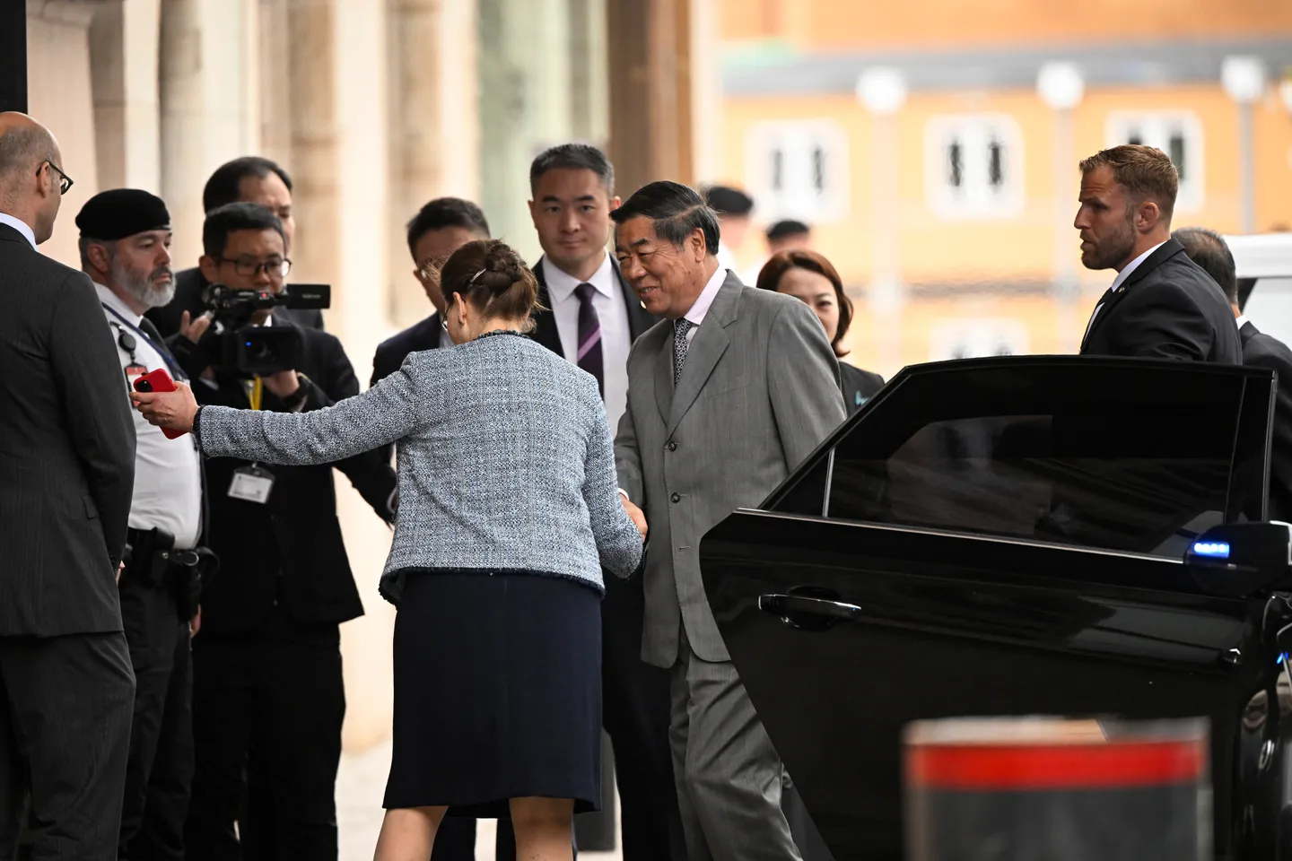 Top Chinese and US trade officials continue delicate tariff talks in Sweden
