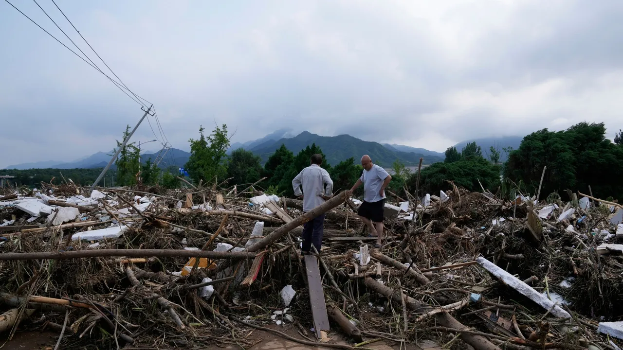 Chuva intensa e inundações deixam 30 mortos na capital da China