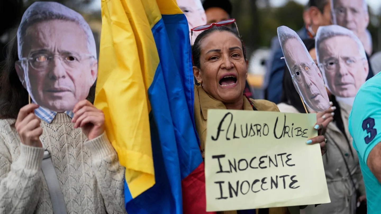 Ex-presidente colombiano Uribe condenado em processo histórico de obstrução à justiça