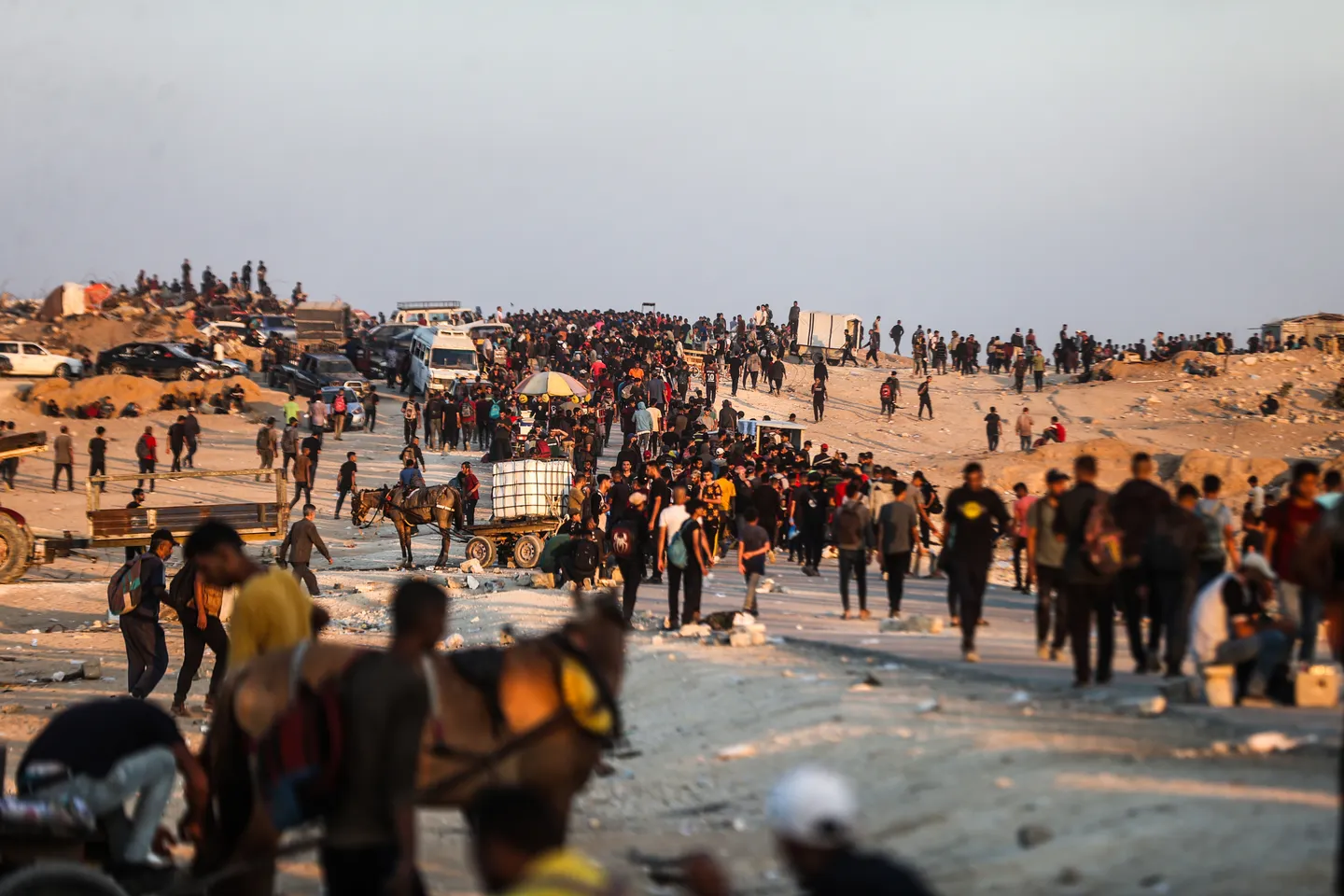 Palestinezët në Gaza vazhdojnë të dynden drejt pikave humanitare për të përmbushur nevojat themelore