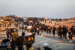 Palestinezët në Gaza vazhdojnë të dynden drejt pikave humanitare për të përmbushur nevojat themelore