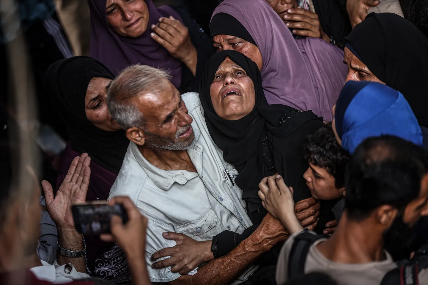 ارتفاع حصيلة شهداء غزة إلى 57 ألفاً و130.. وموظفو مساعدات يطلقون النار على الجوعى