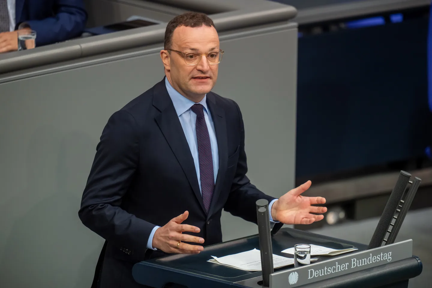 Spahn rechtfertigt Beschlüsse zu Stromsteuer: Entlastung „nur in Schritten möglich“