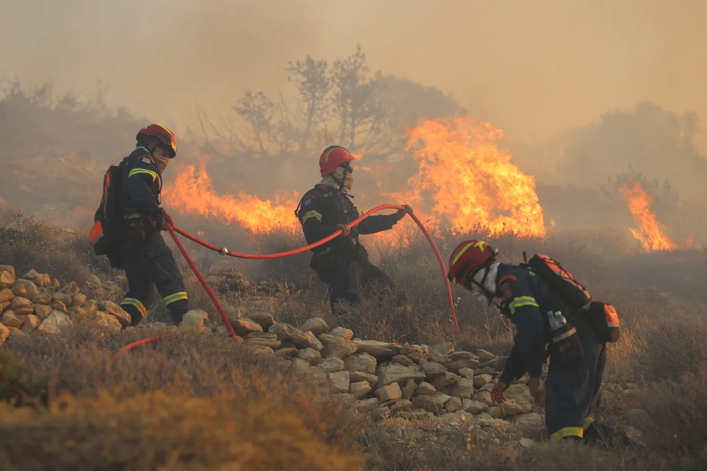 Un incendie fait rage sur l'île grecque de Crète, provoquant des évacuations