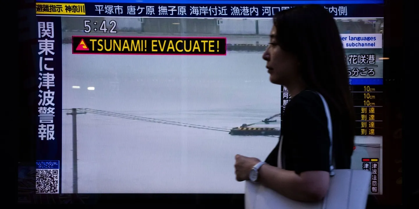Países ainda em alerta à medida que os alertas de tsunami são levantados