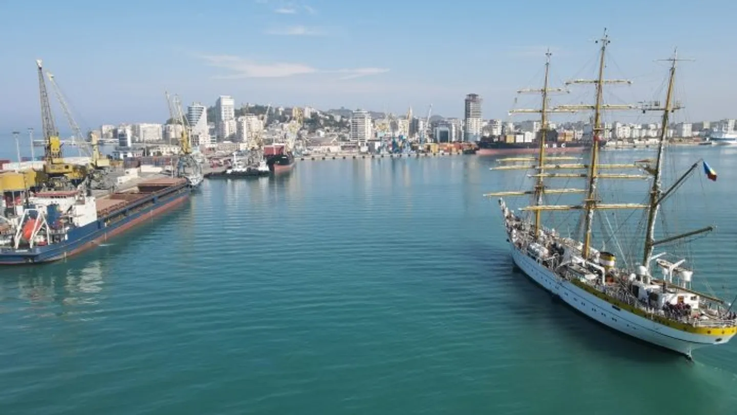 Transporti detar i Shqipërisë shënon rritje, kryeson Durrësi me mallra dhe Saranda me pasagjerë