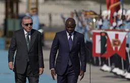Presidenti Erdoğan pret me ceremoni zyrtare homologun e tij nga Gaboni