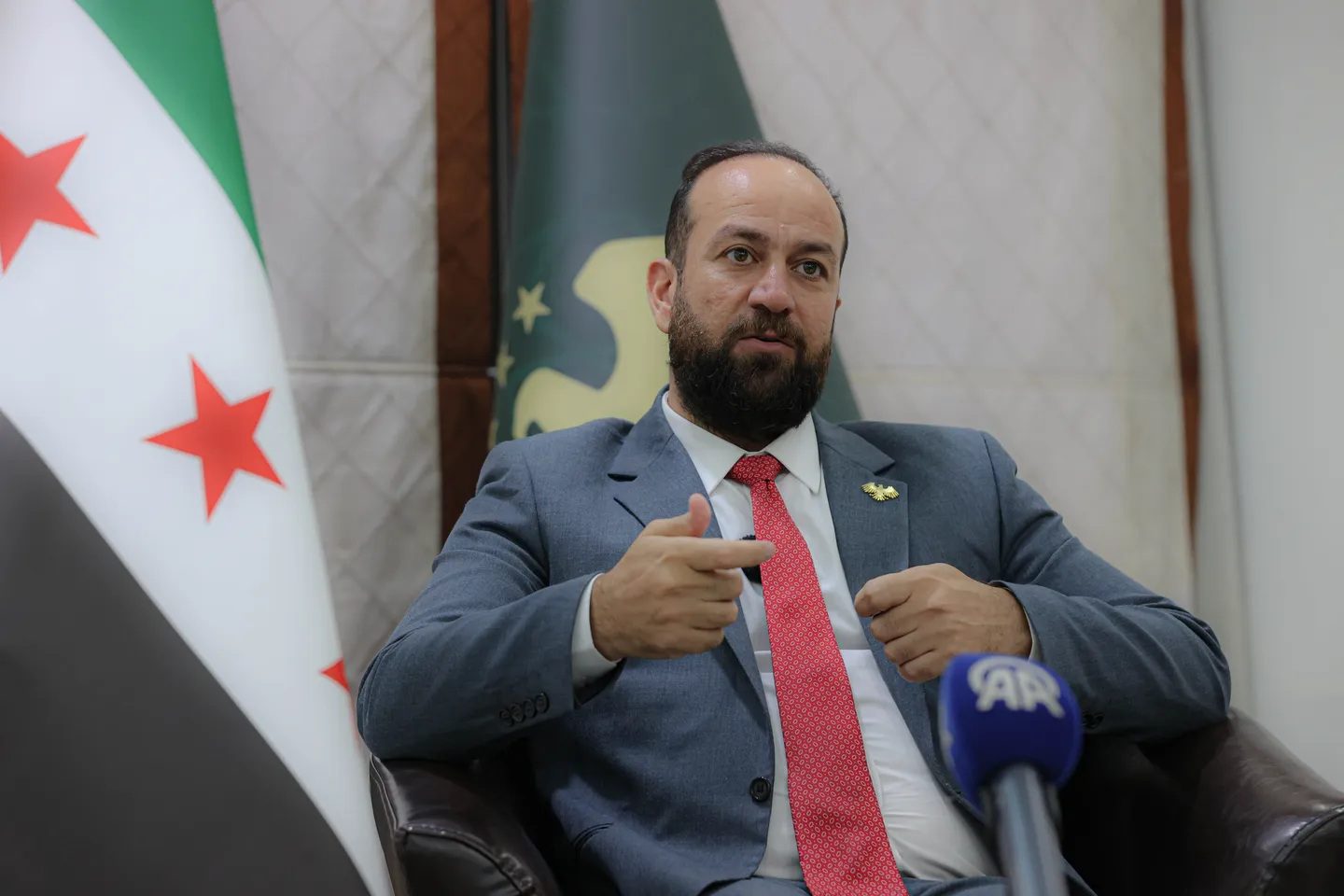 وزير الإعلام السوري يُحذر من جماعة الهجري ويؤكد أن إسرائيل لا ترغب في سوريا موحَّدة