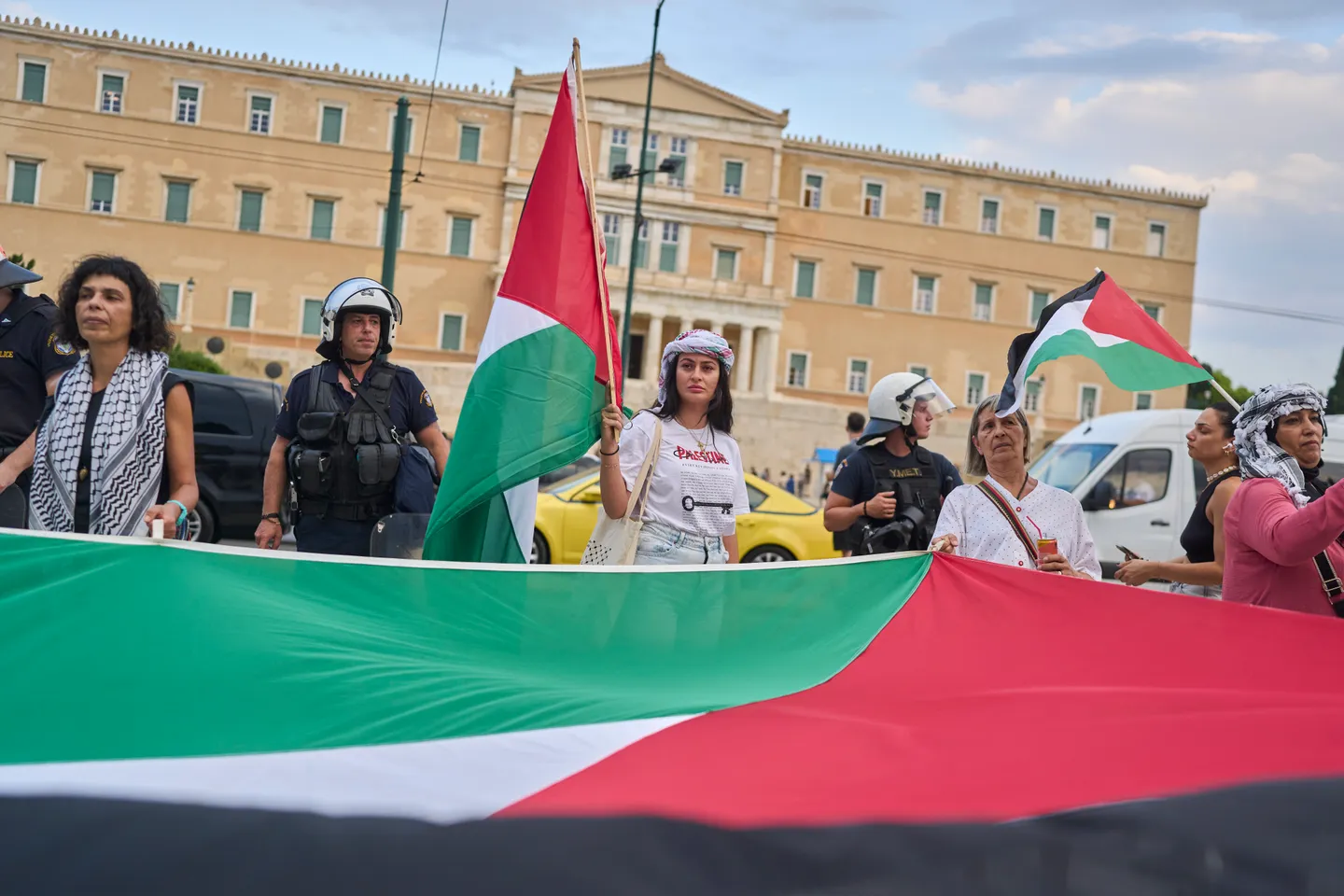 إسرائيل تُجلي موظفي سفارتها لدى اليونان جراء احتجاجات مناهضة لها