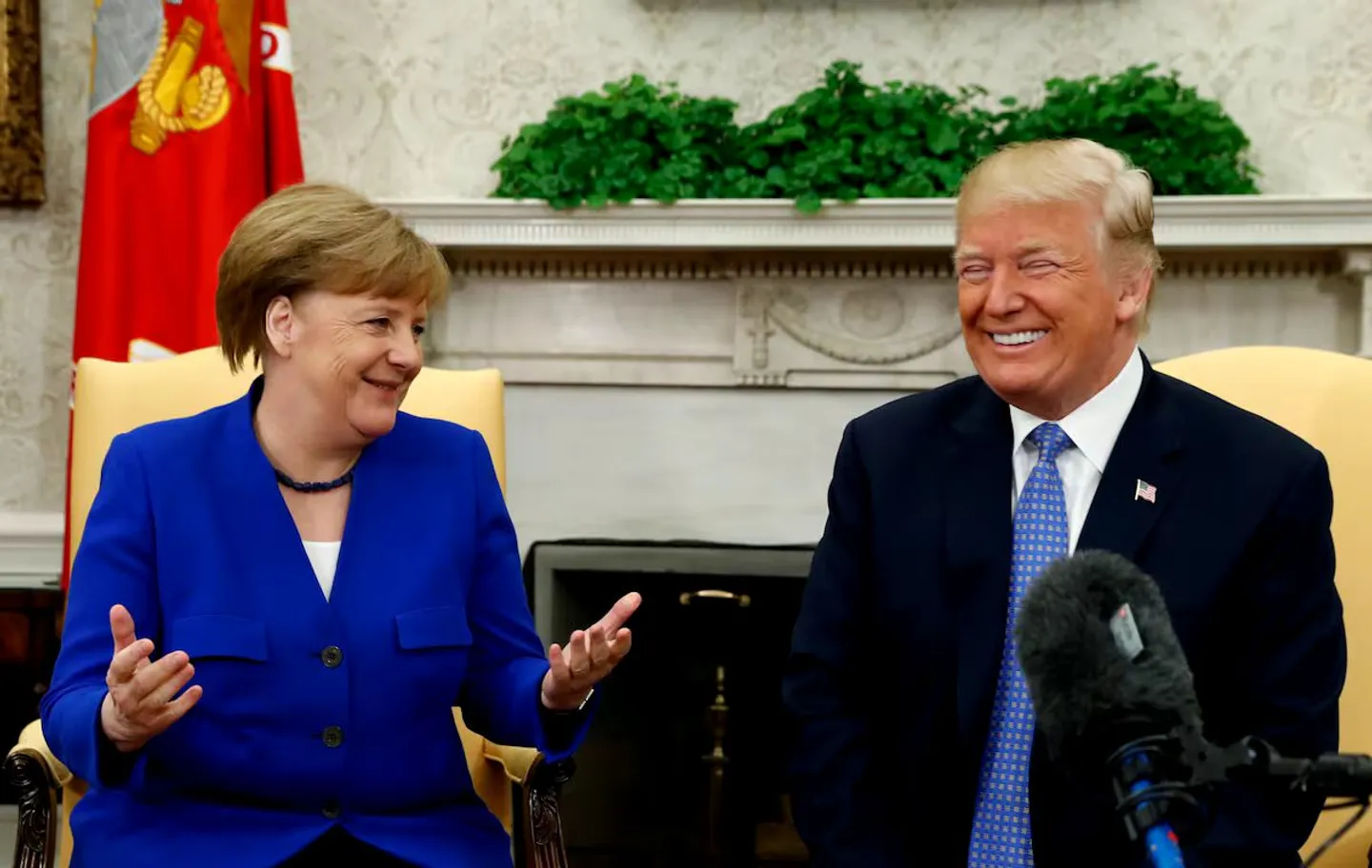 Трамп не пожал руку Меркель