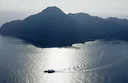イギリス軍ヘリの操縦席窓、鹿児島湾上空で飛行中に落下