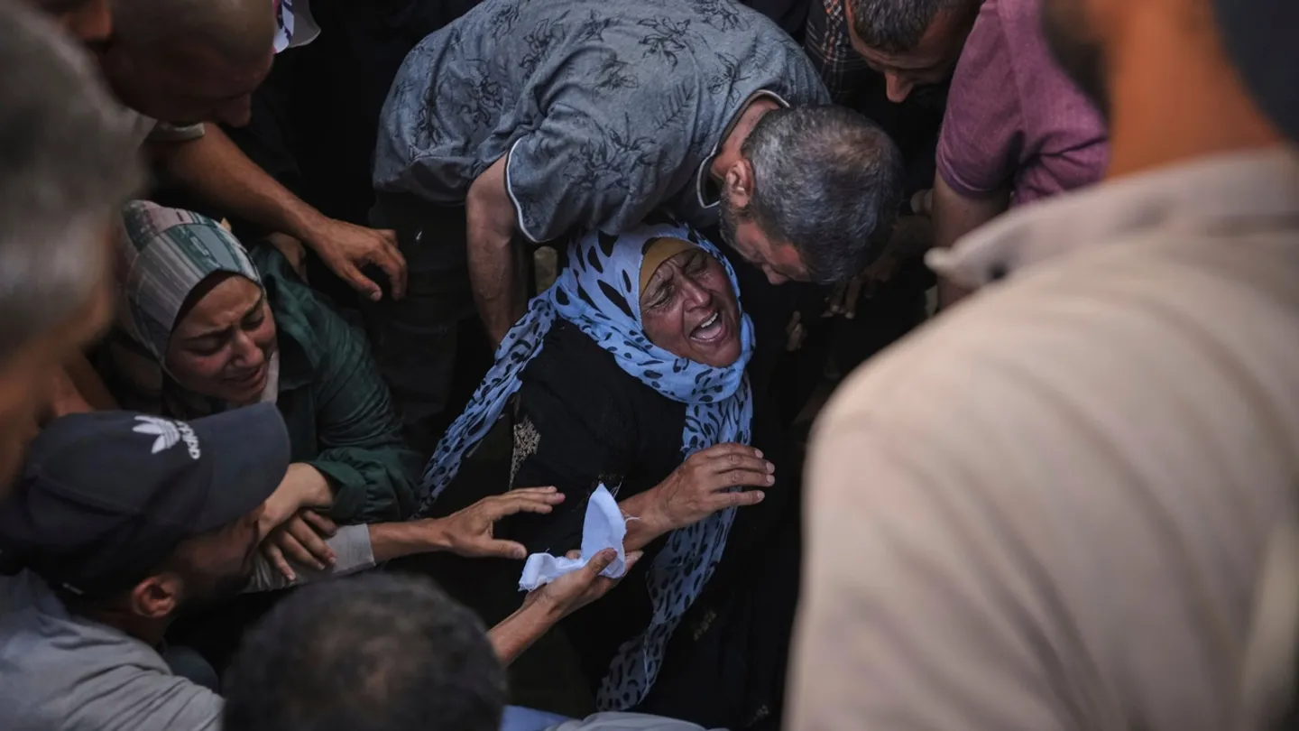 الاحتلال يواصل استهداف منتظري المساعدات في غزة.. وبوريل: مرتزقة أمريكيون قتلوا 550 فلسطينياً في شهر