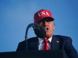 “Telefonaram-me”: Trump diz que o Irão avisou os EUA antes do ataque ao Catar