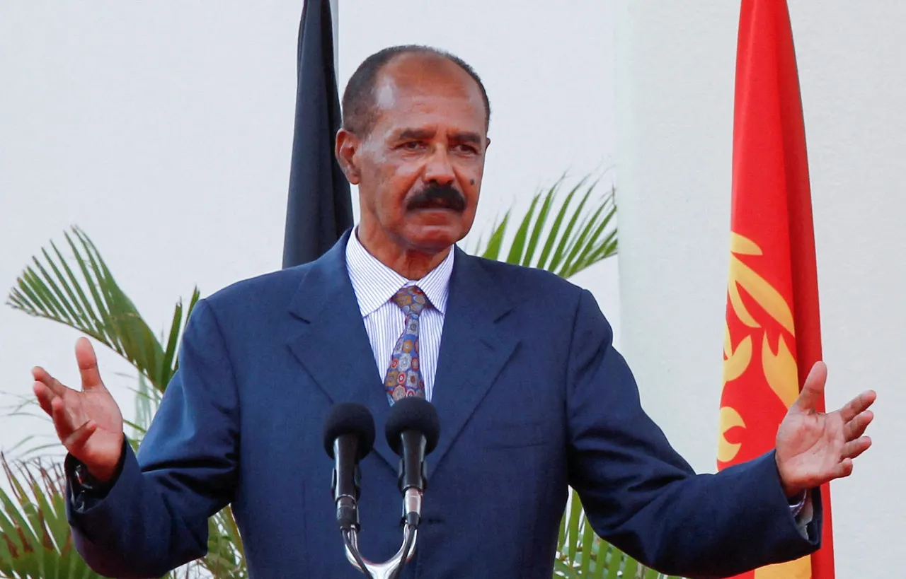 Madaxweyne Isaias Afwerki oo waraaqaha aqoonsiga ka guddoomay safiirro cusub