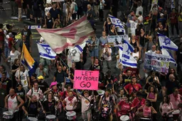 Familjarët e pengjeve izraelite kërkojnë miratimin e menjëhershëm të armëpushit në Gaza