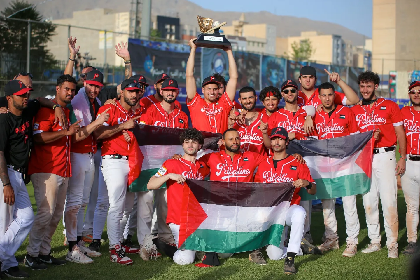 La odisea del exfutbolista que vendió joyas familiares y fundó la selección palestina de béisbol