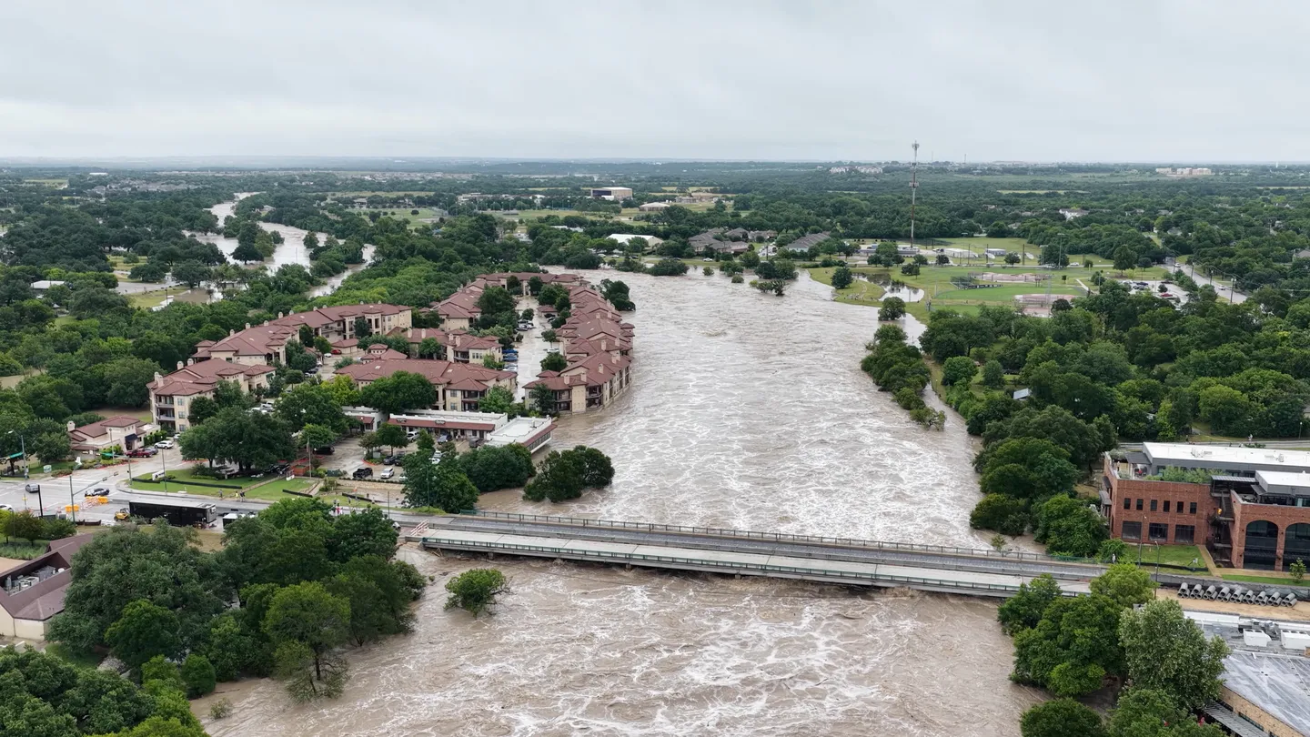 Devastadoras inundaciones en Texas dejan 51 muertos y una veintena de menores sin rastro