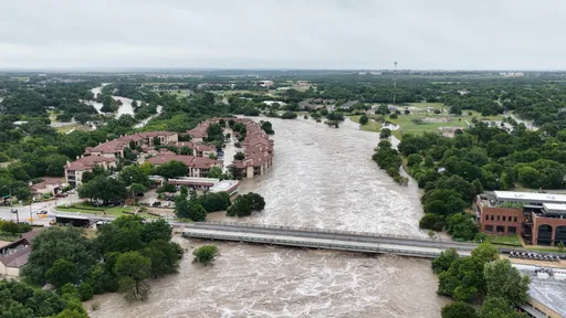 Devastadoras inundaciones en Texas dejan 51 muertos y una veintena de menores sin rastro