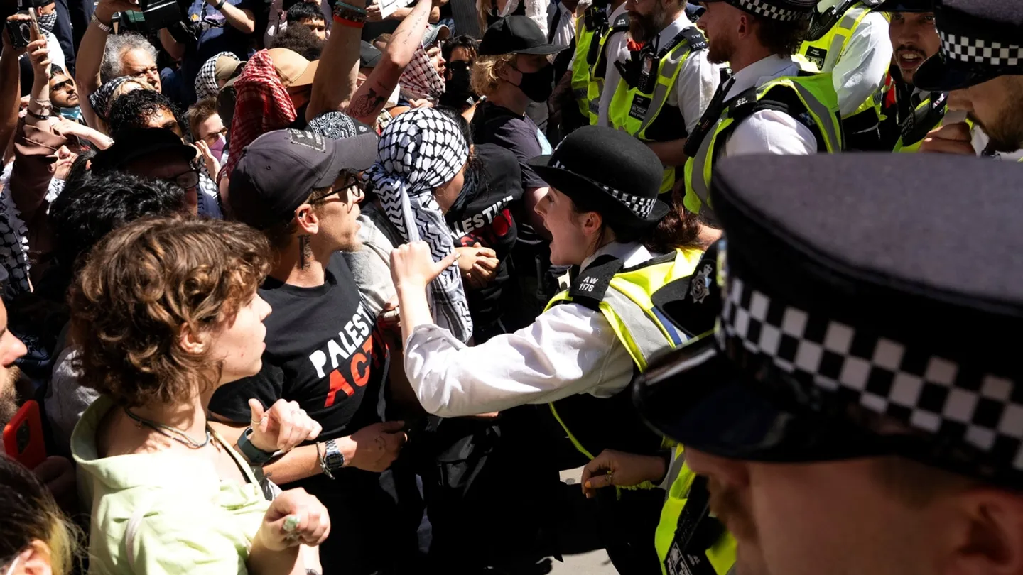 A polícia britânica prende manifestantes após a proibição da 'Palestine Action' entrar em vigor