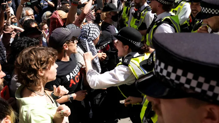 A polícia britânica prende manifestantes após a proibição da 'Palestine Action' entrar em vigor