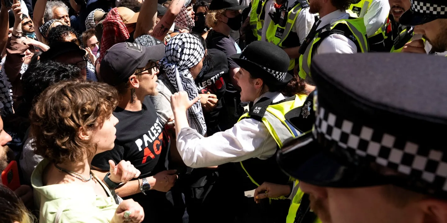A polícia britânica prende manifestantes após a proibição da 'Palestine Action' entrar em vigor
