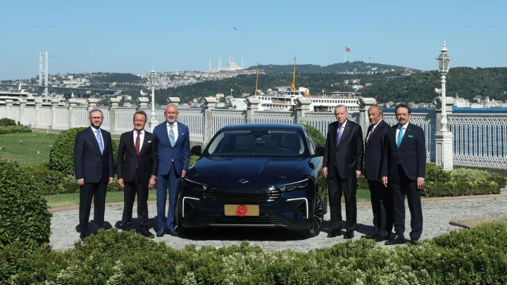 O Presidente Erdogan faz um teste do novo modelo T10F da Togg em Istambul