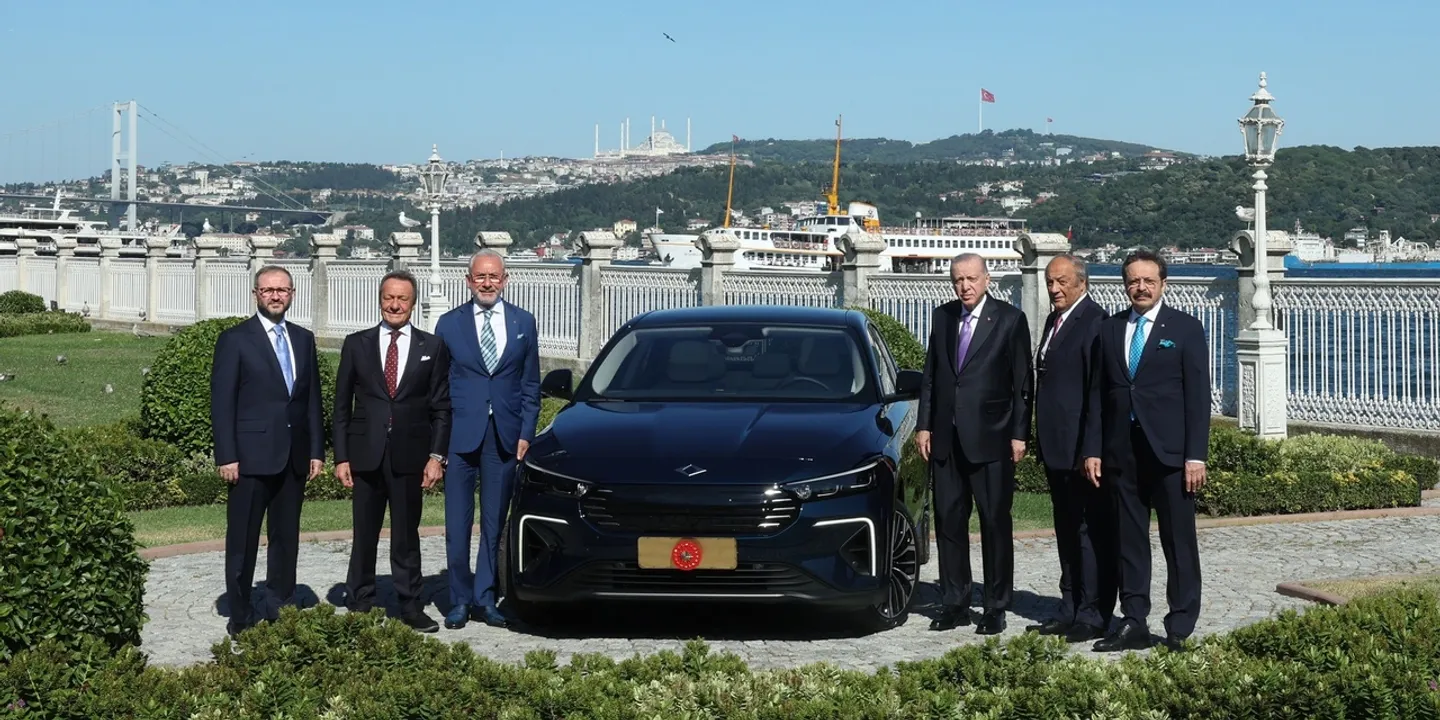 O Presidente Erdogan faz um teste do novo modelo T10F da Togg em Istambul