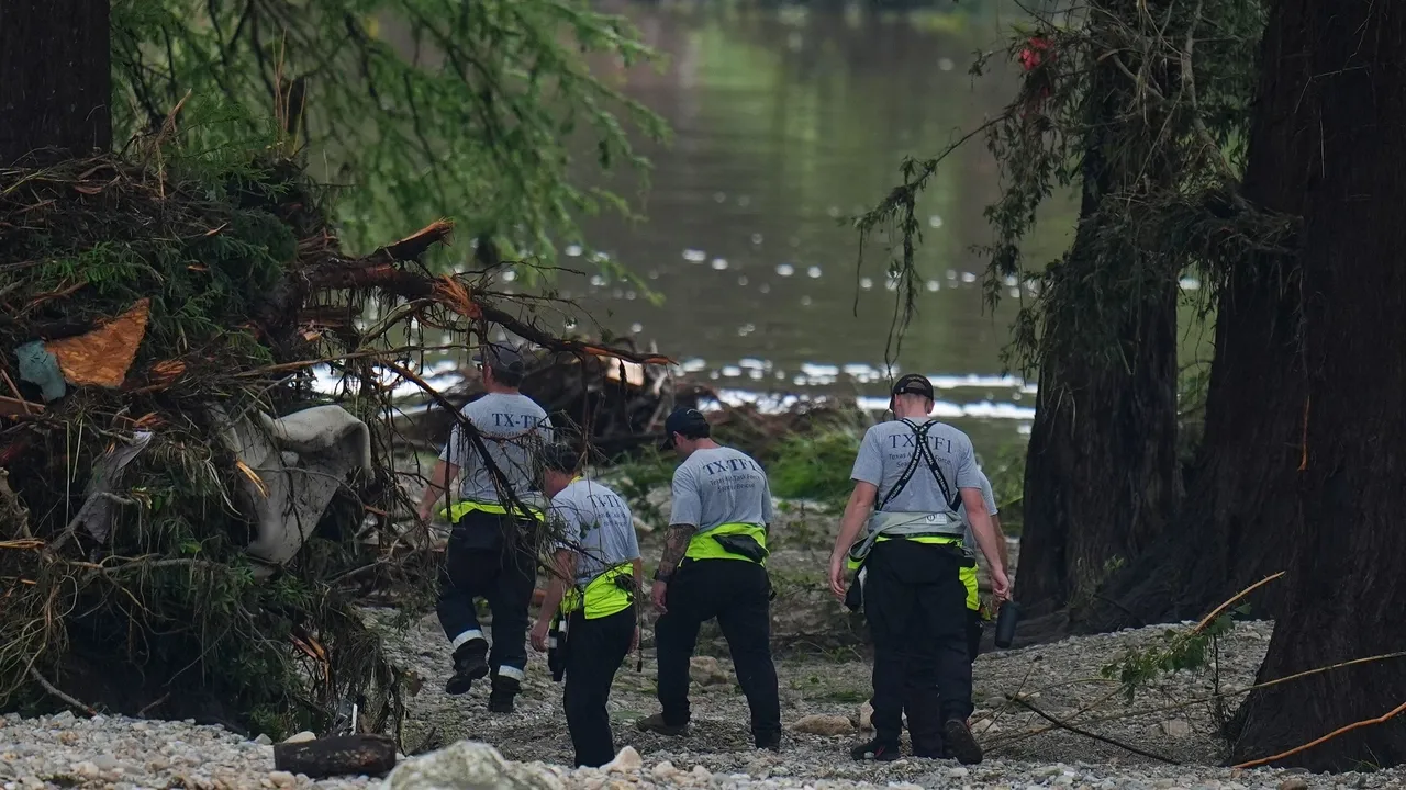 O número de mortos das cheias no Texas sobe para 51, enquanto muitos continuam desaparecidos