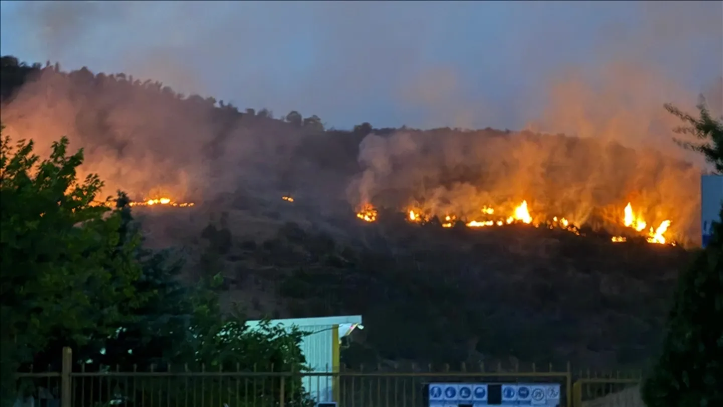 Shkup, gjendet trupi i një personi dhe bagëti të djegura pasi një stallë u përfshi nga zjarri