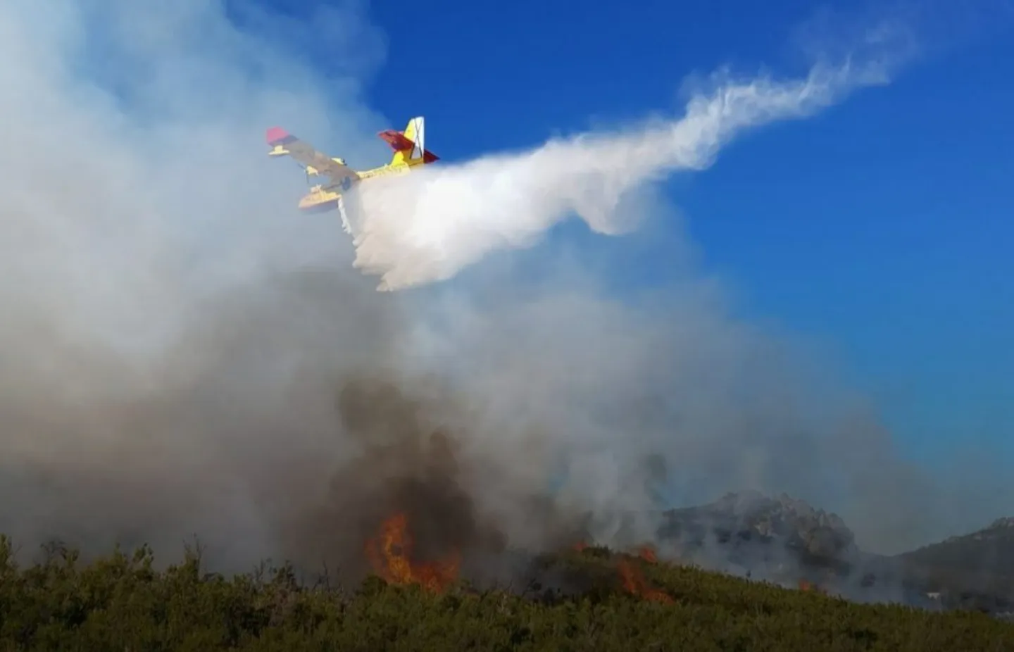 Avionë zjarrfikës nga BE ndihmojnë në shuarjen e zjarrit në Shqipëri