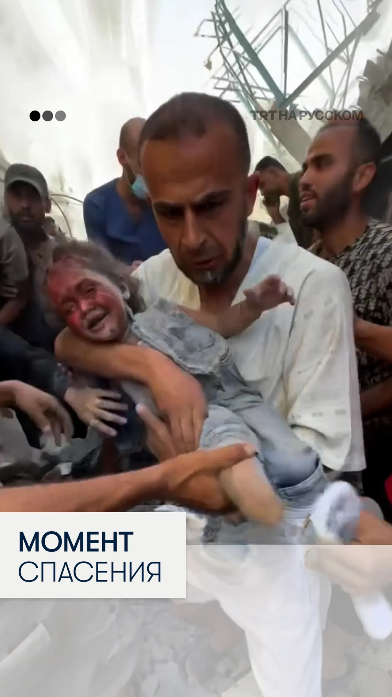 Плакал под завалами: кадры спасения ребенка в Газе