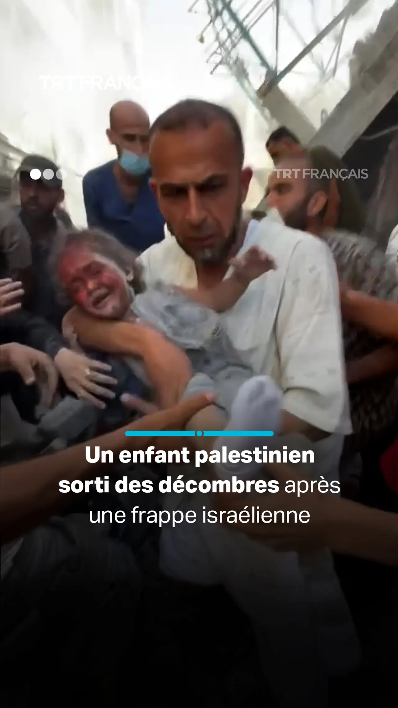 Un enfant palestinien sorti des décombres après une frappe israélienne