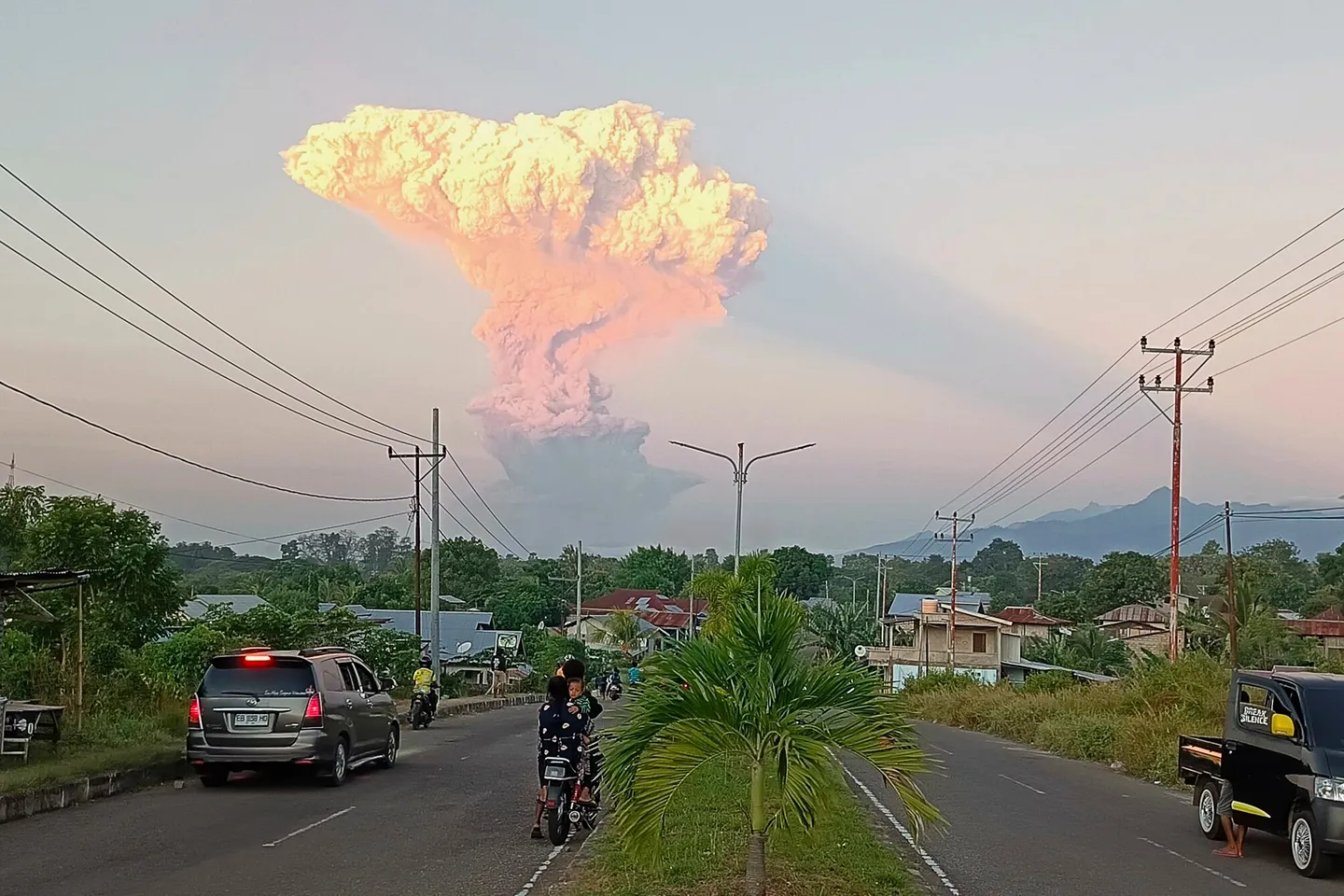 Indonesischer Vulkan spuckt 18.000 Meter hohe Aschesäule